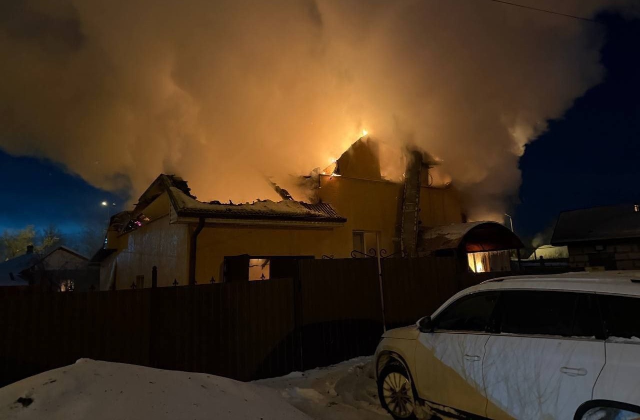 Пожар в частном доме в Белгородской области после атаки ВСУ.