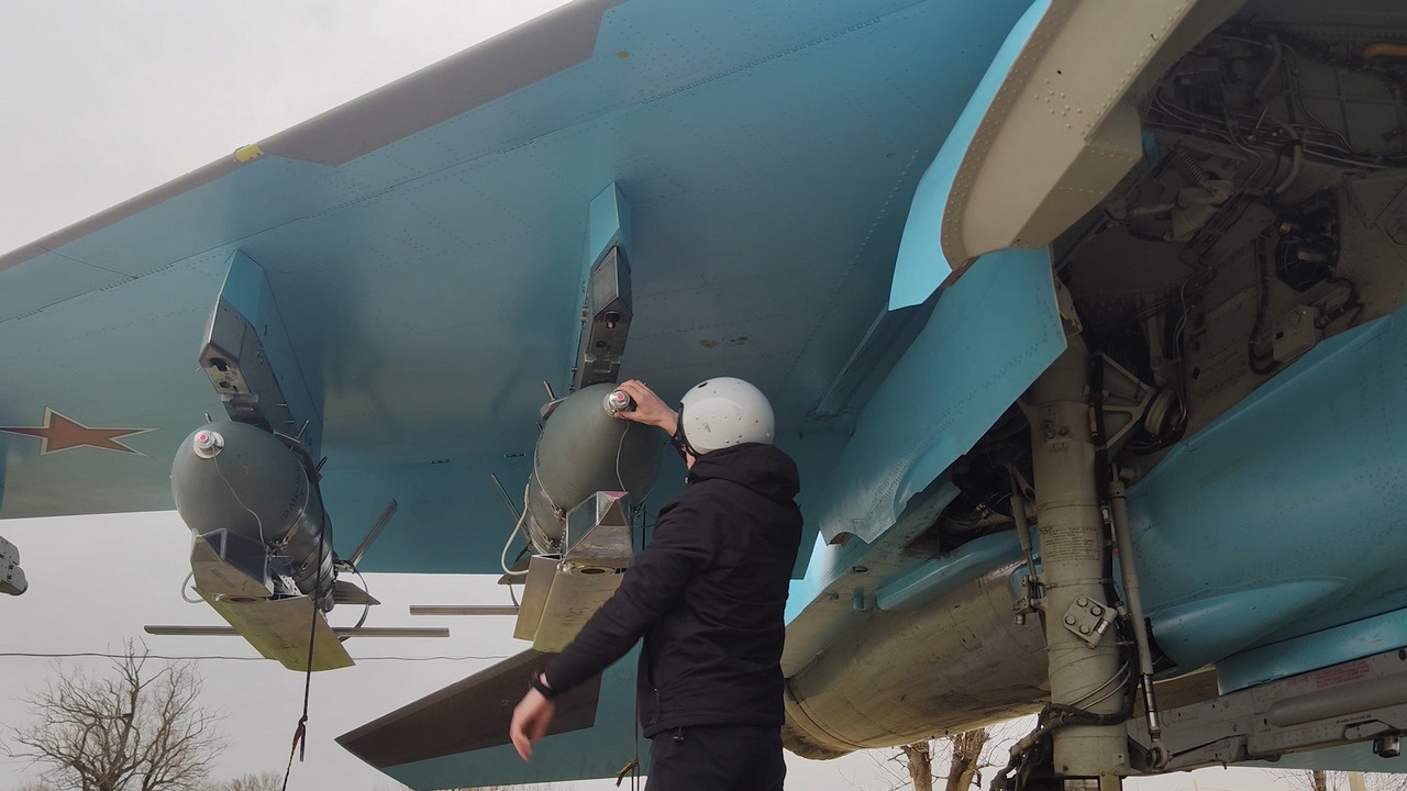 Экипаж Су-34 ВКС нанёс удар по скоплению личного состава и бронированной техники ВСУ в зоне ответственности группировки войск «Центр».