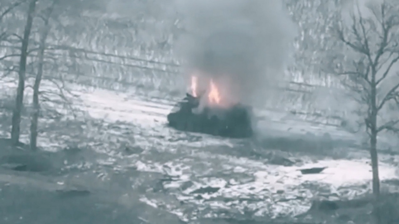 Подразделения беспилотных систем псковских десантников уничтожили бронетехнику и личный состав ВСУ на Красноармейском направлении в ДНР.