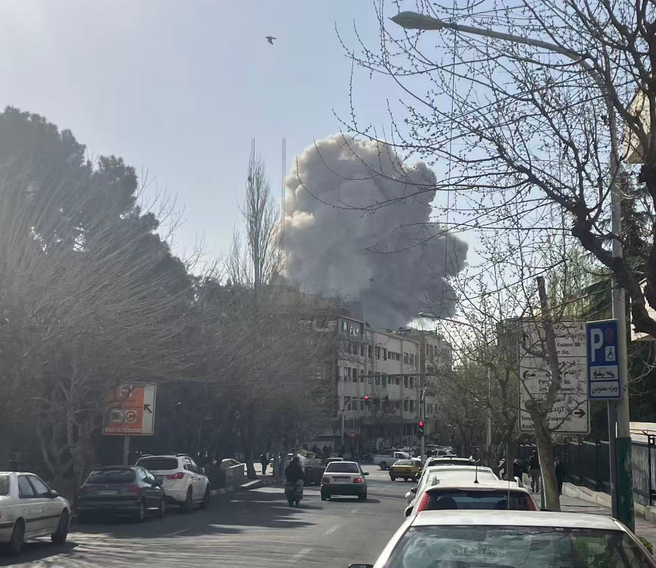 Взрыв в районе резиденции аятоллы Али Хаменеи после нападения США и Израиля на Иран.