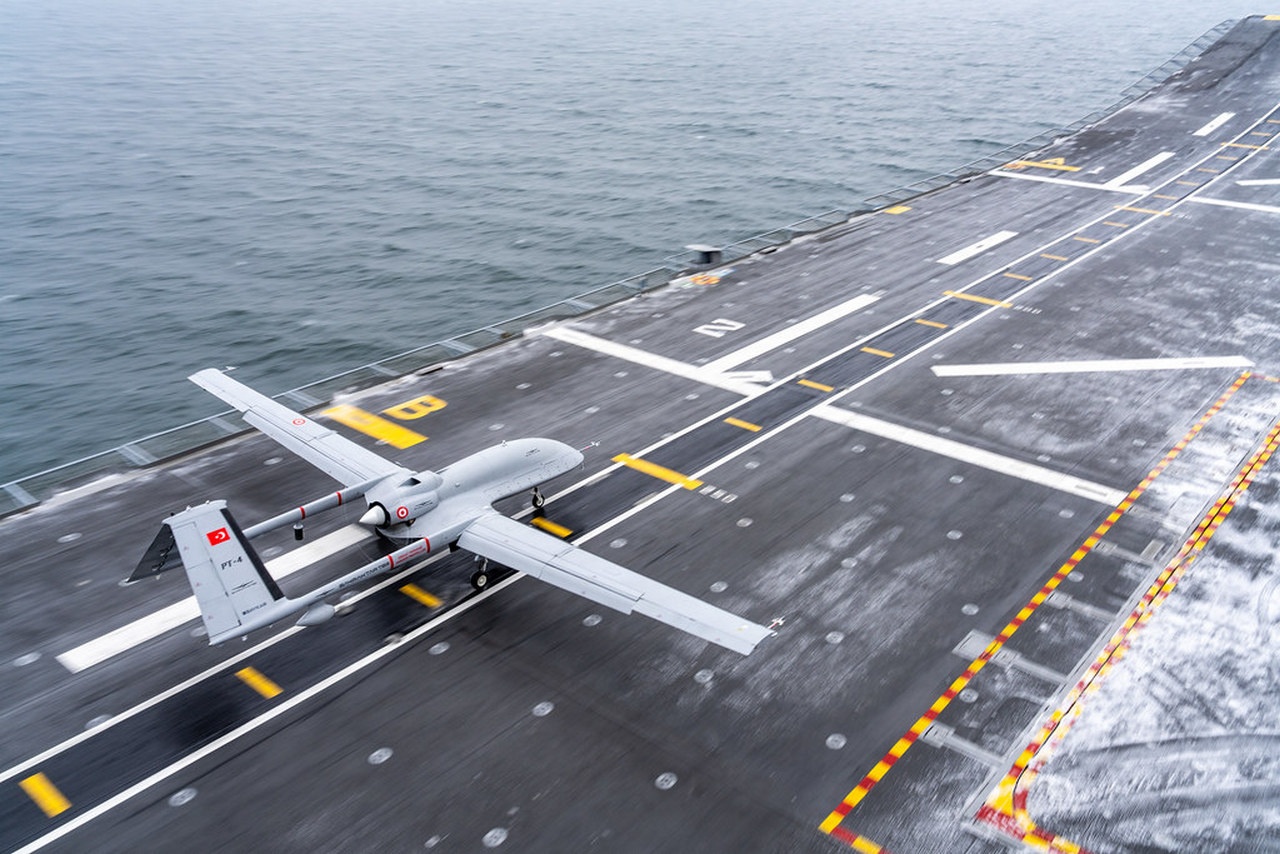 На учениях Steadfast Dart беспилотник «Байрактар» TB3 взлетает с палубы универсального десантного корабля «Анадолу» ВМС Турции, который может использоваться как лёгкий авианосец.