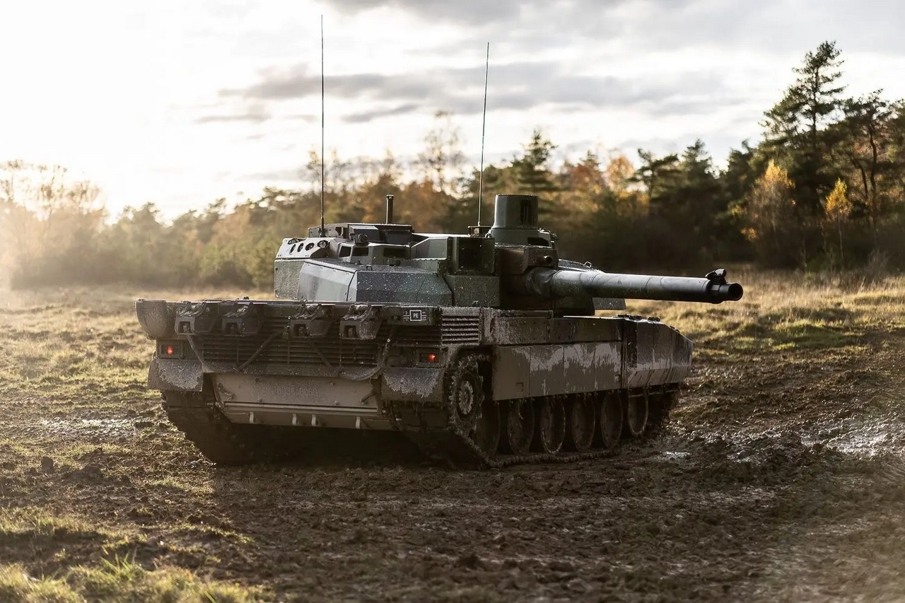 Основной боевой танк Франции Leclerc XLR на учениях.