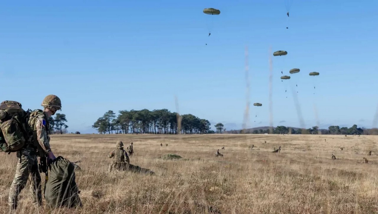 Британские десантники высаживаются во Франции в ходе крупномасштабной воздушно-десантной операции в рамках учений Orion 26.