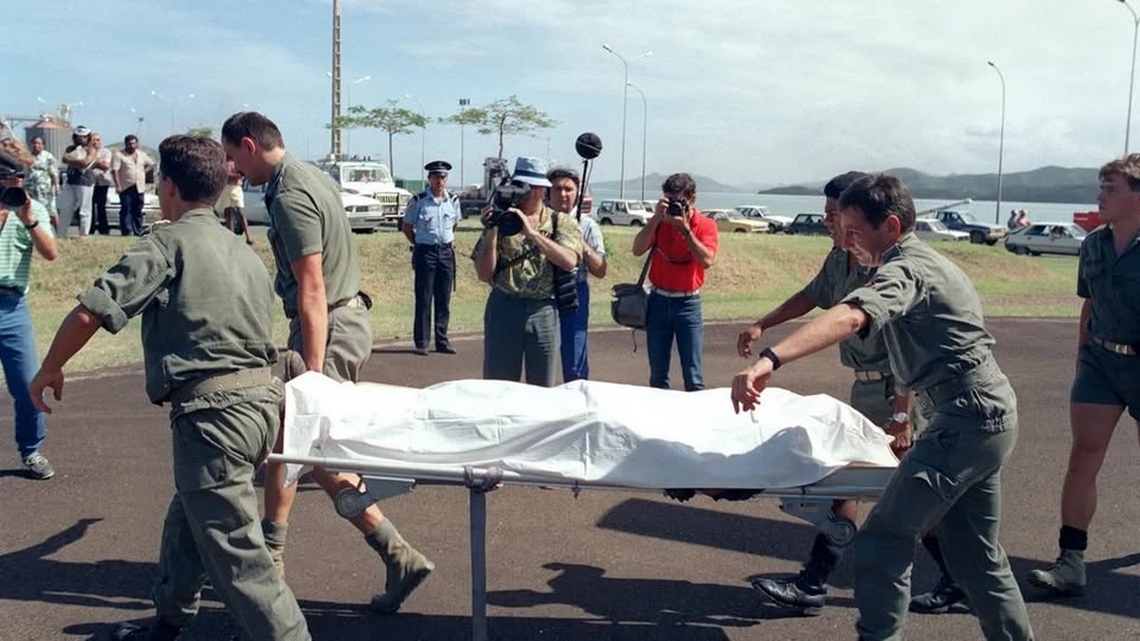 Французы вывозят тела своих погибших в ходе операции.
