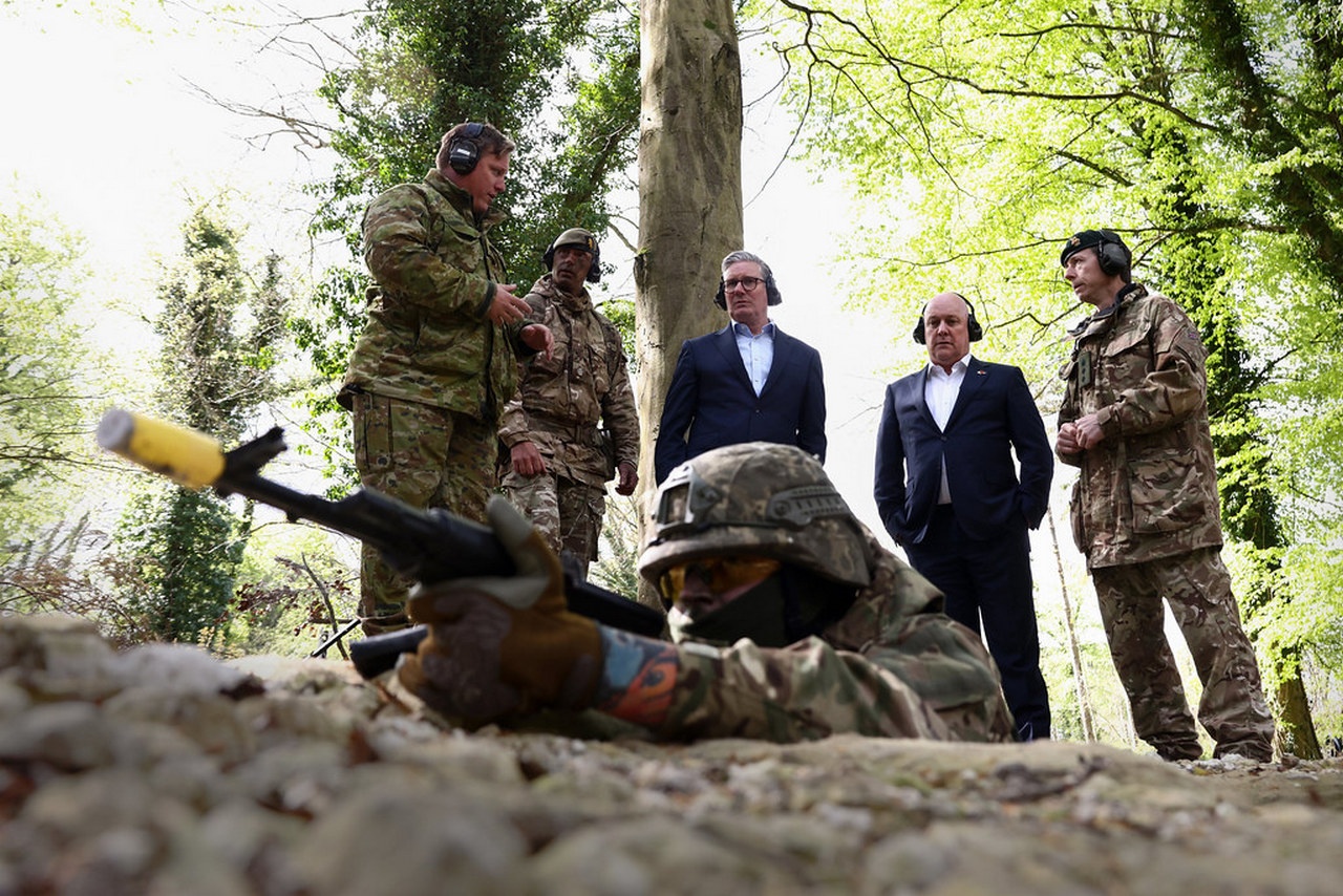 Премьер-министр Кир Стармер (в центре на заднем плане) в британском тренировочном лагере, где проходят подготовку солдаты ВСУ.