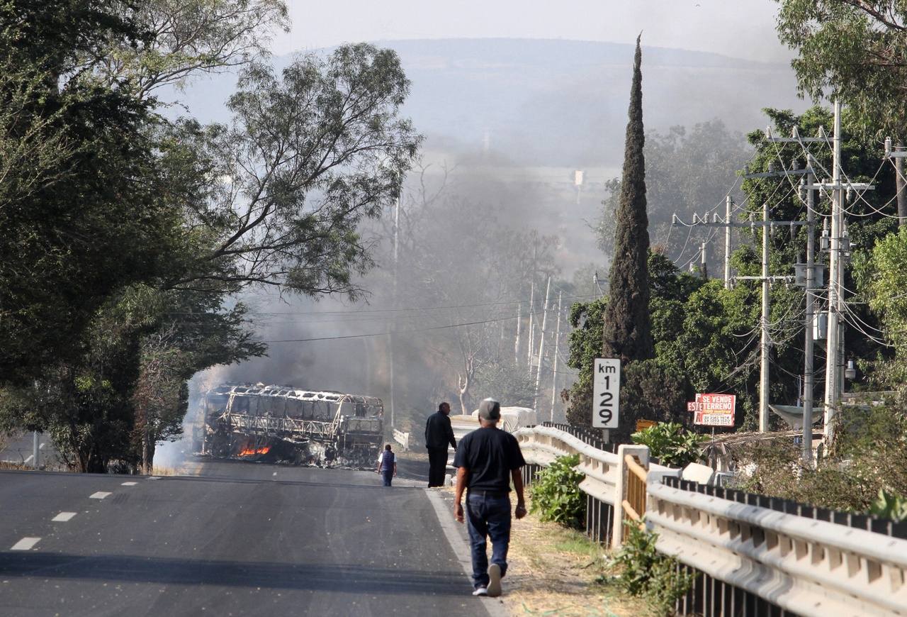 Сгоревший автобус в Гвадалахаре, столице штата Халиско.