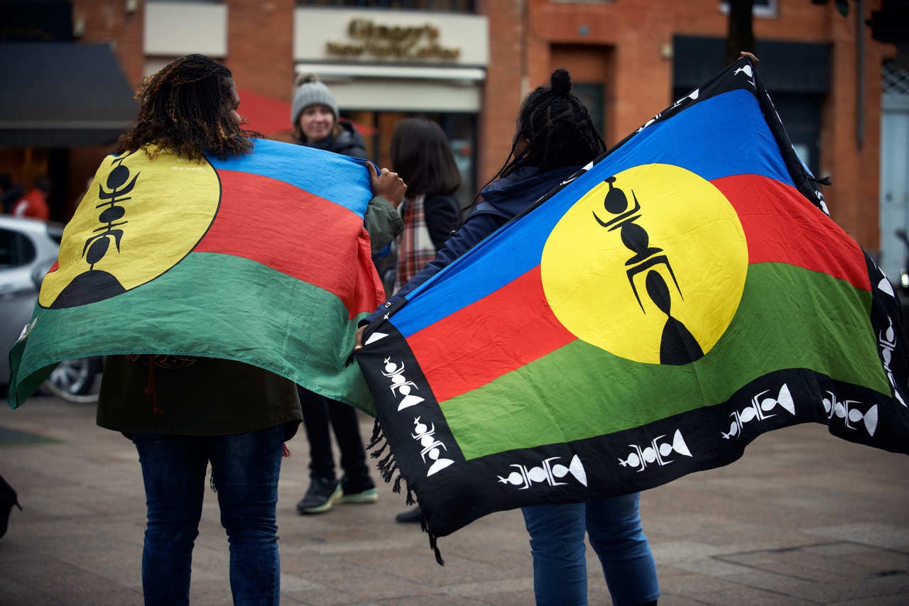 Сторонники Национального социалистического фронта освобождения канаков с флагами FLNKS.