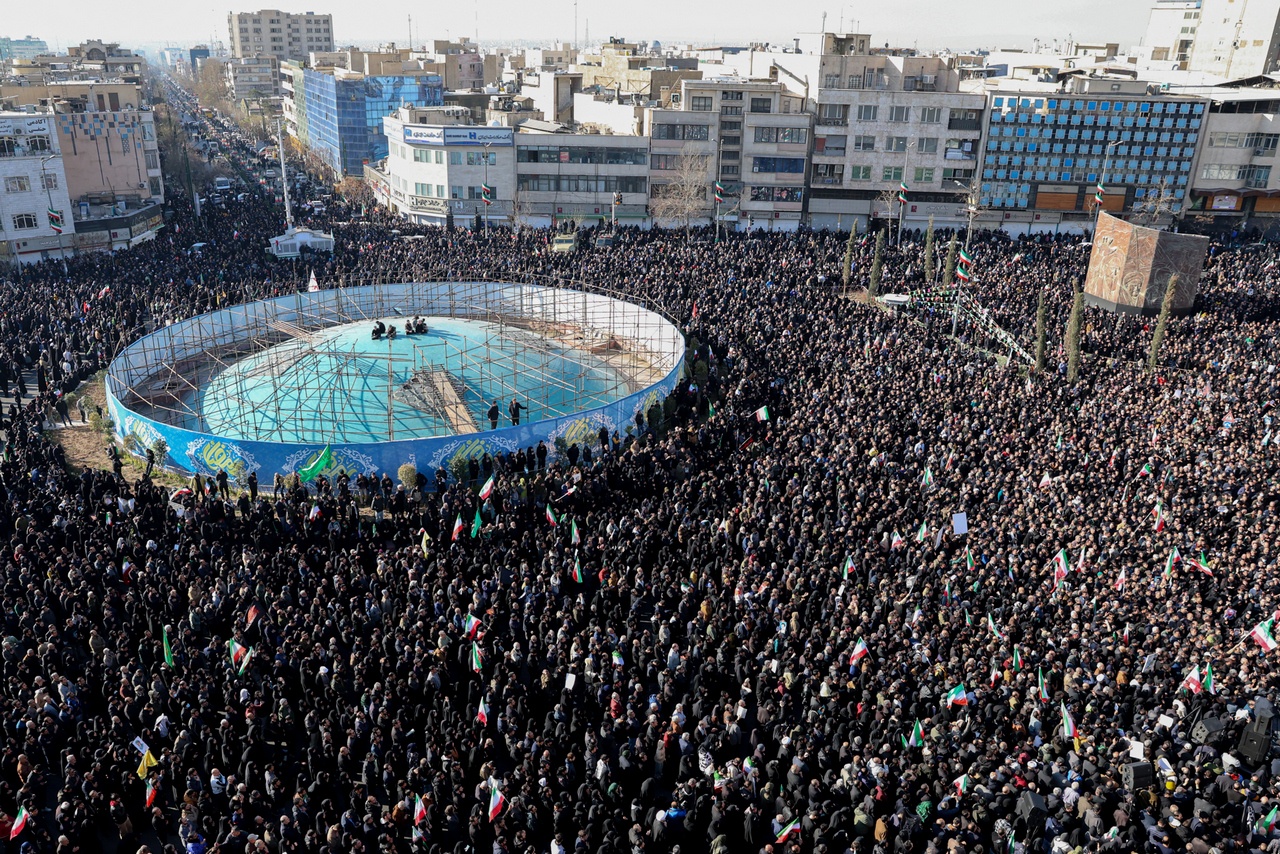 Иранцы оплакивают своих погибших лидеров.