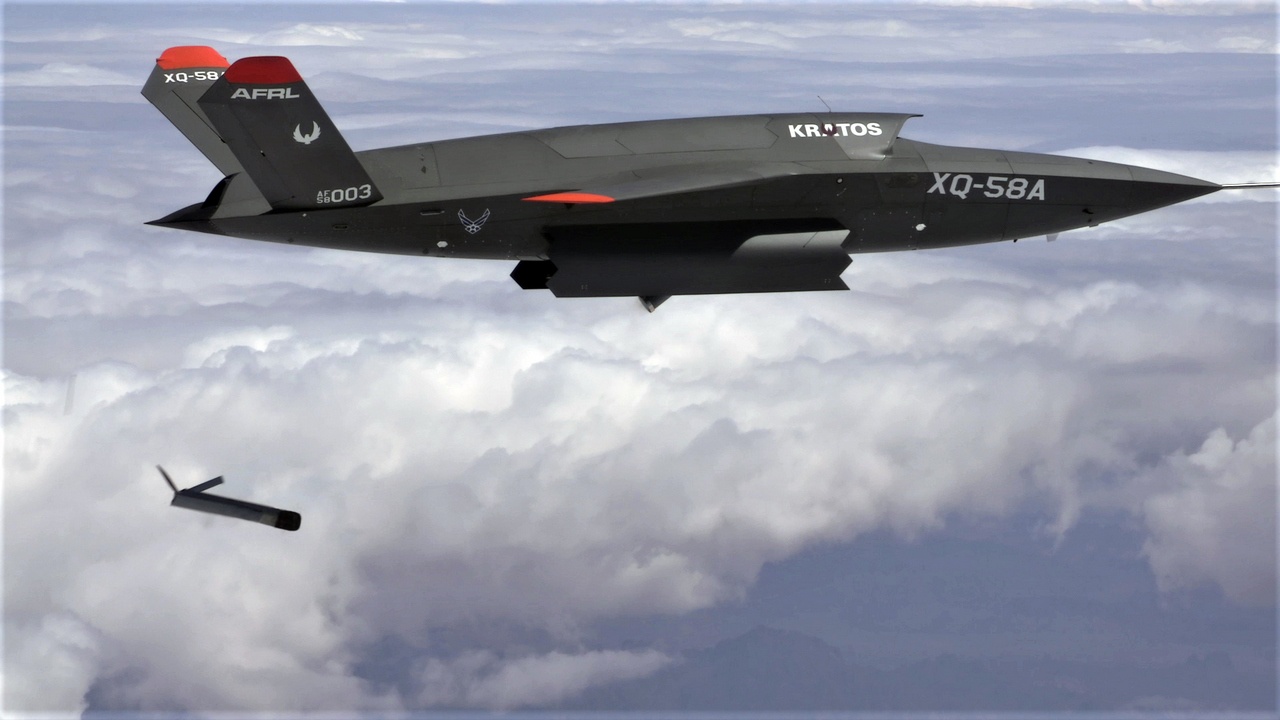 Беспилотник XQ-58 Valkyrie запускает другой беспилотный летательный аппарат Altius-600.