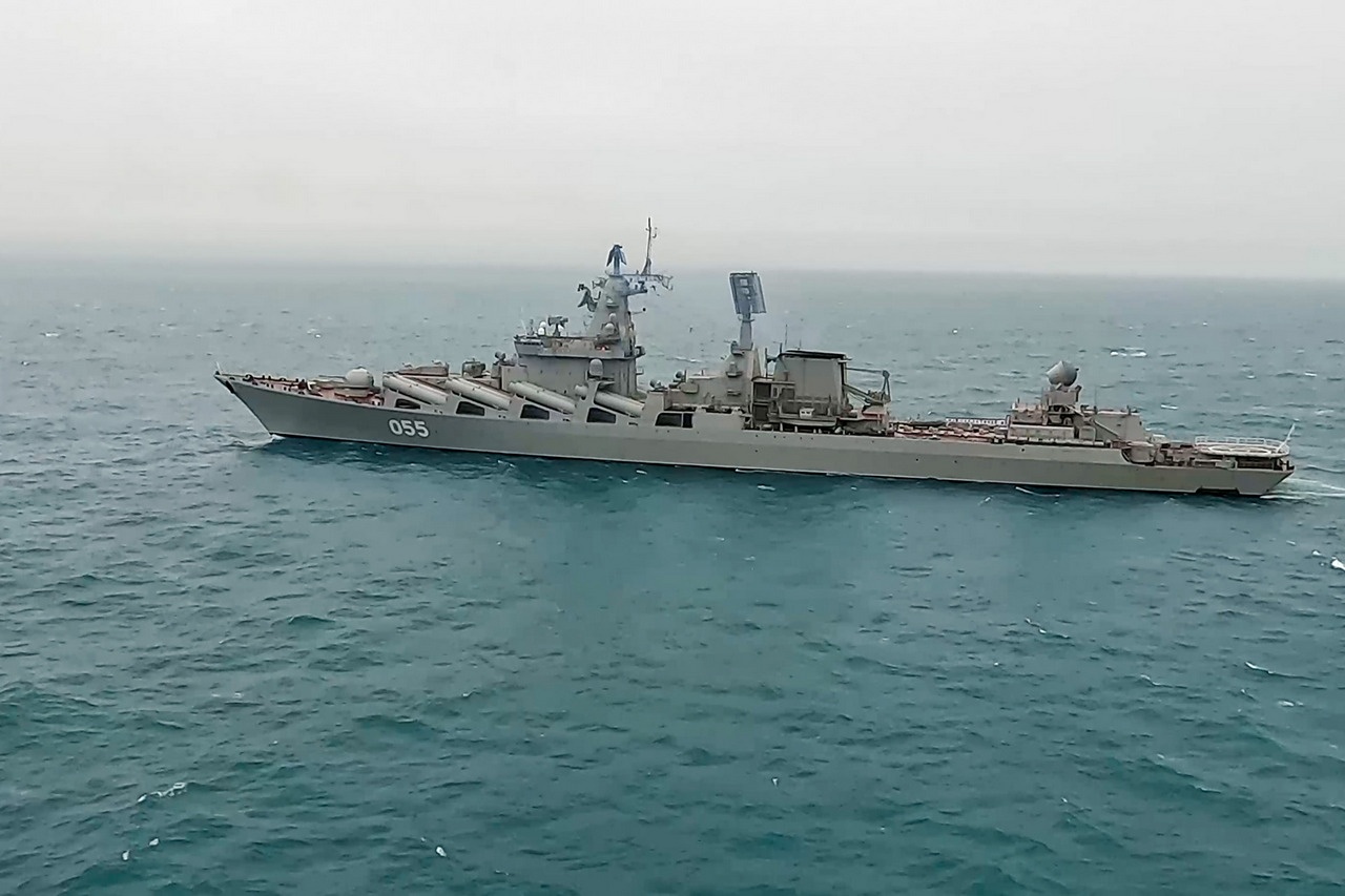 Ракетный крейсер Северного флота «Маршал Устинов» выполнил артиллерийские стрельбы в Баренцевом море.