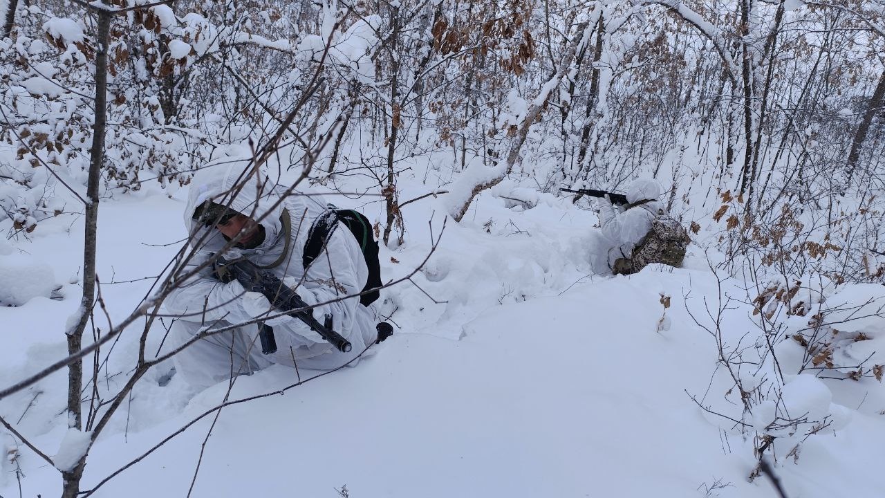 Разведчики мотострелкового соединения ВВО скрытно подошли к работающему расчёту БПЛА условного противника и уничтожили его.