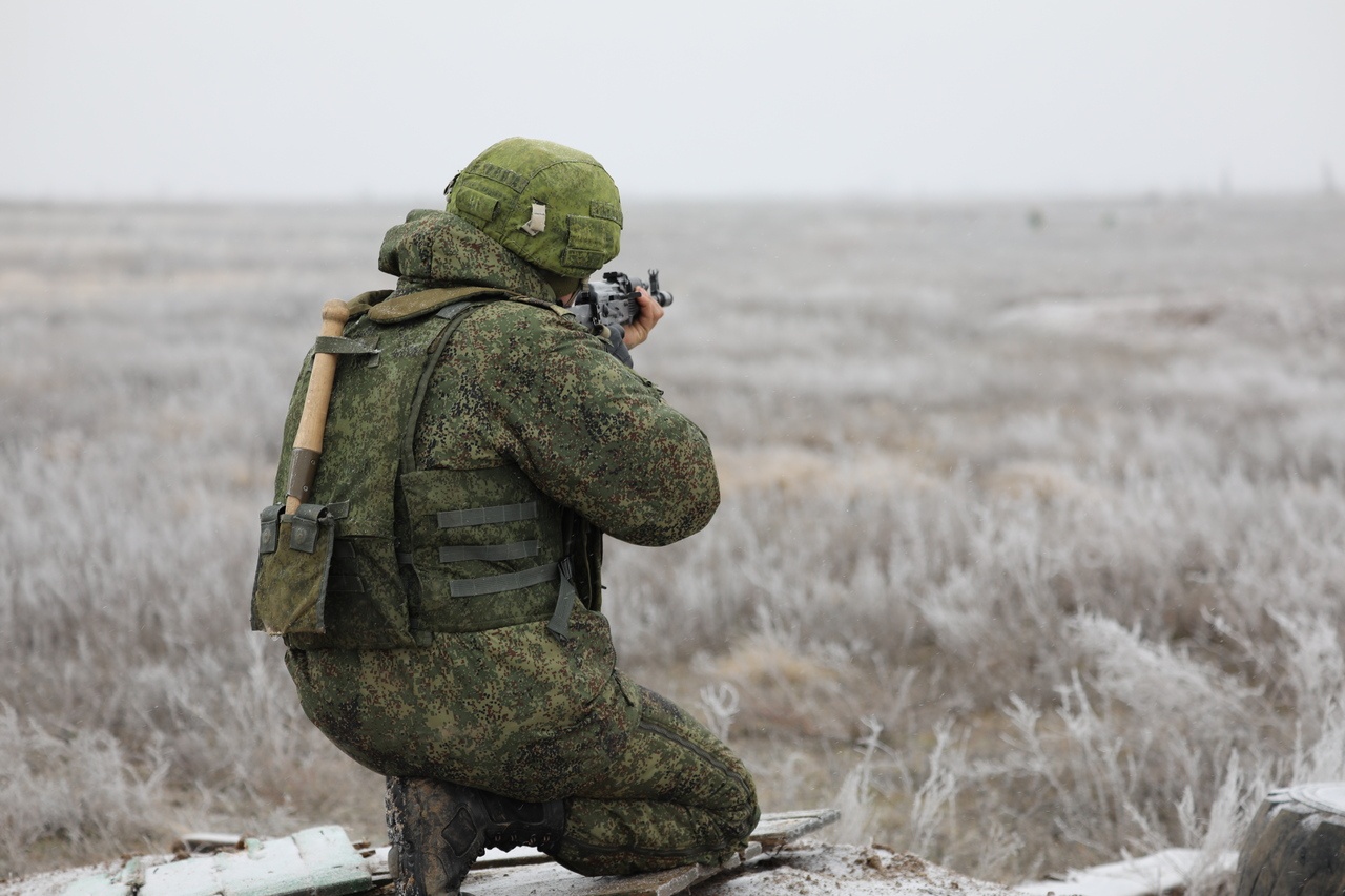 В Северной Осетии мотострелки ЮВО уничтожили живую силу условного противника на занятиях по огневой подготовке.