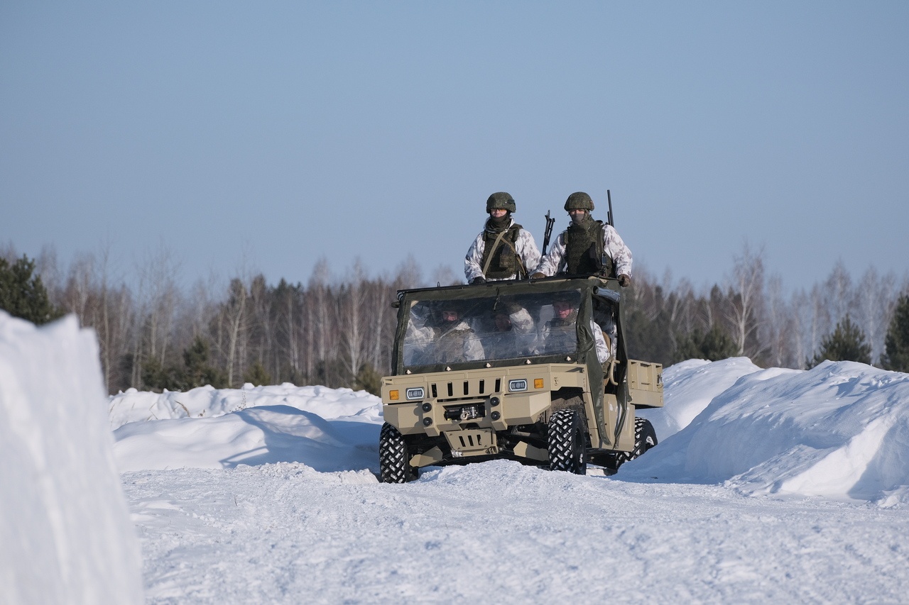 Выпускники военных вузов проходят сборы с учётом опыта СВО на полигоне ЦВО в Свердловской области.