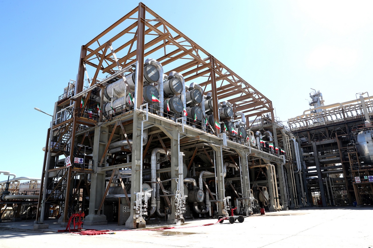 Нефтеперерабатывающий завод в Абадане, провинция Хузестан.