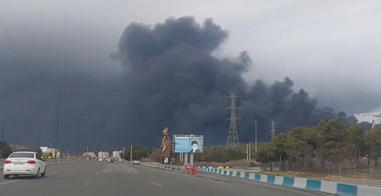 Нанесение ударов по нефтехранилищам в Иране равносильно химической войне против его граждан, заявил МИД республики.