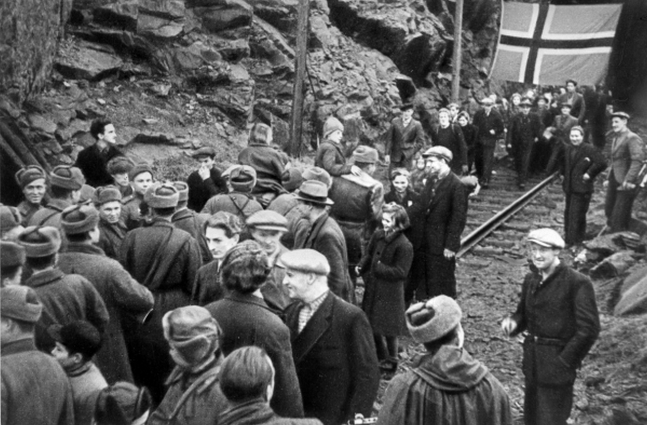 Жители Киркенеса выходят навстречу советским воинам-освободителям из штолен, где они скрывались во время боёв за город, ноябрь 1944 г.