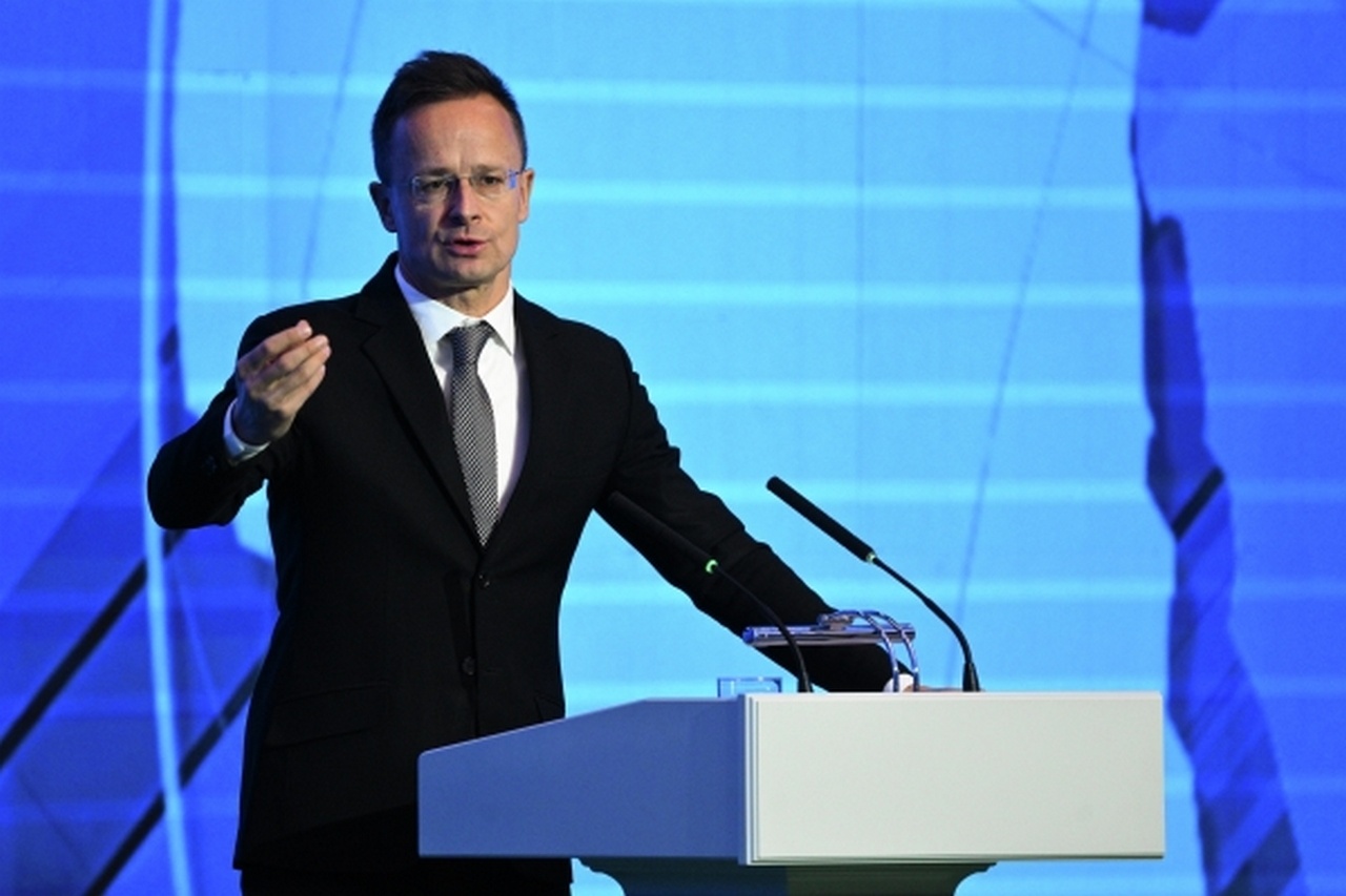 Петер Сийярто внушает евровождям простые истины: снимите санкции - будет нефть и газ. Правда, теперь на российских условиях.