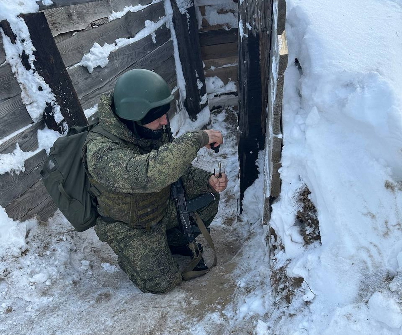 Военнослужащие мотострелковых подразделений ВВО совершенствуют технику метания ручных гранат.