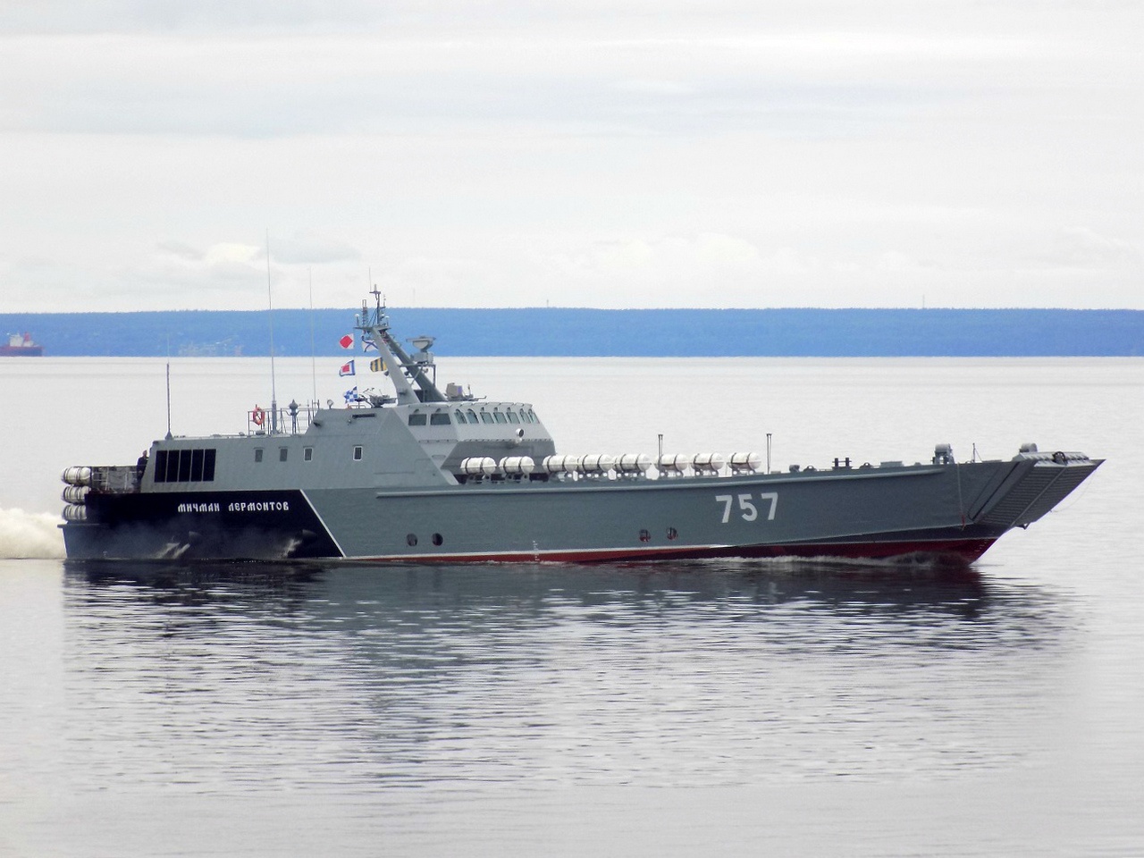 Экипажи десантных катеров Балтийского флота уничтожили учебные морские надводные и воздушные цели и высадили десант.