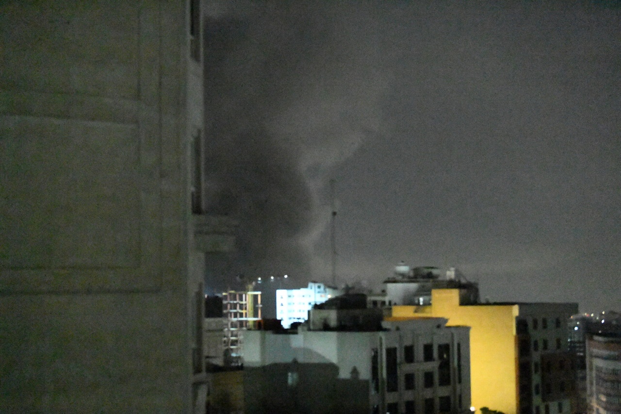 Это не сумерки. Плотное облако дыма от горящего нефтехранилища окутало небо над Тегераном.