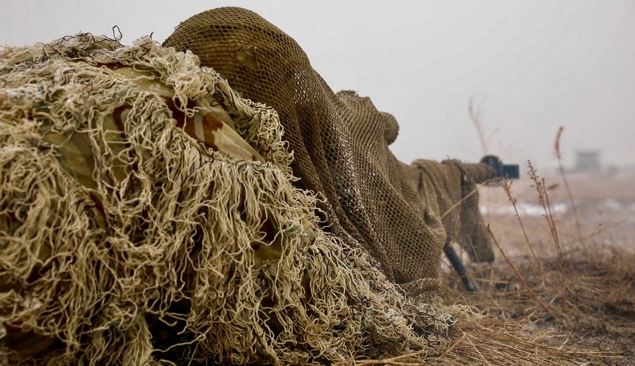 Снайперы российской военной базы в Армении совершенствуют навыки маскировки и скрытного передвижения в условиях высокогорья.