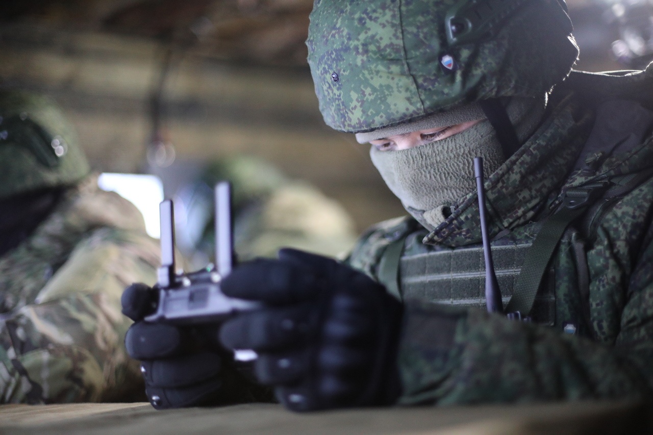 Военнослужащие войск беспилотных систем ЮВО осваивают управление дронами.