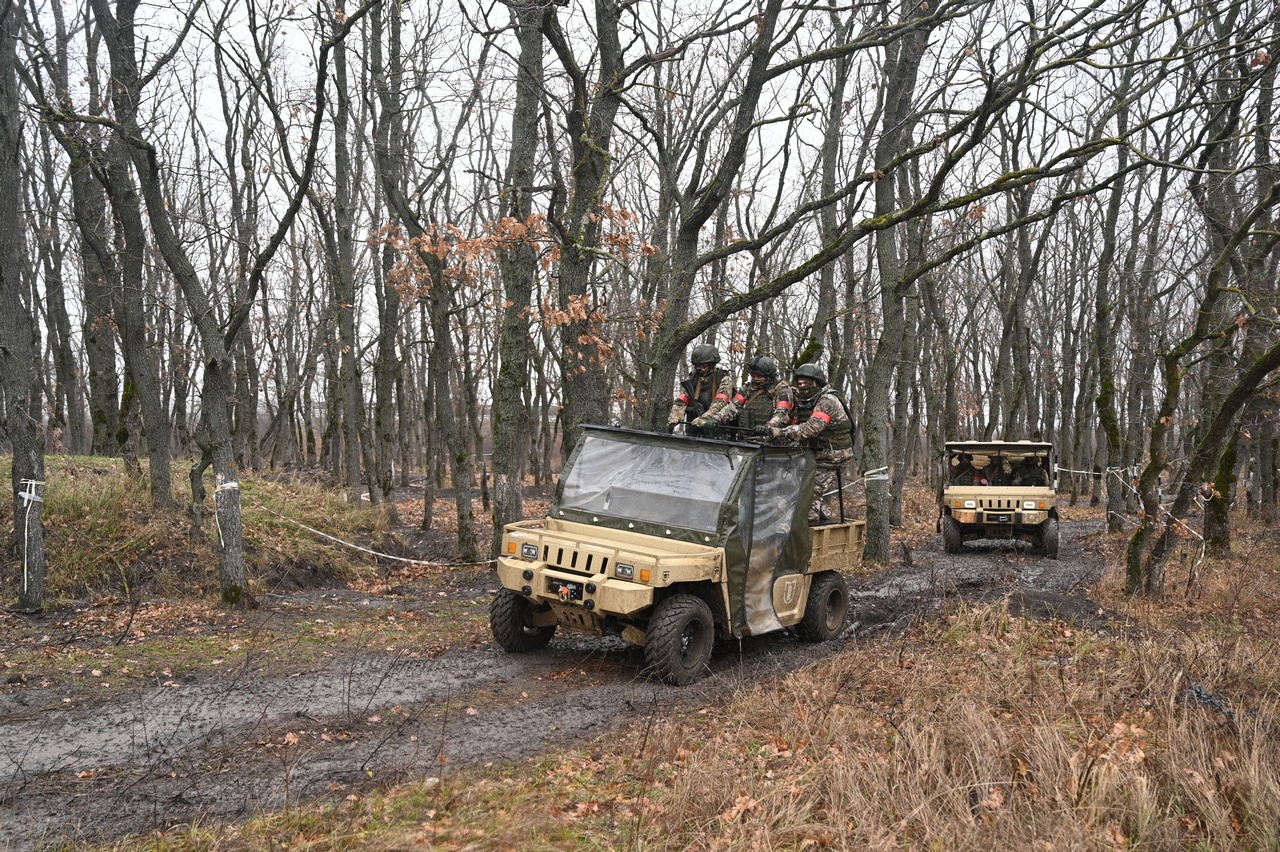 Заключившие первый контракт военнослужащие ЮВО освоили управление мотовездеходами по пересечённой местности.