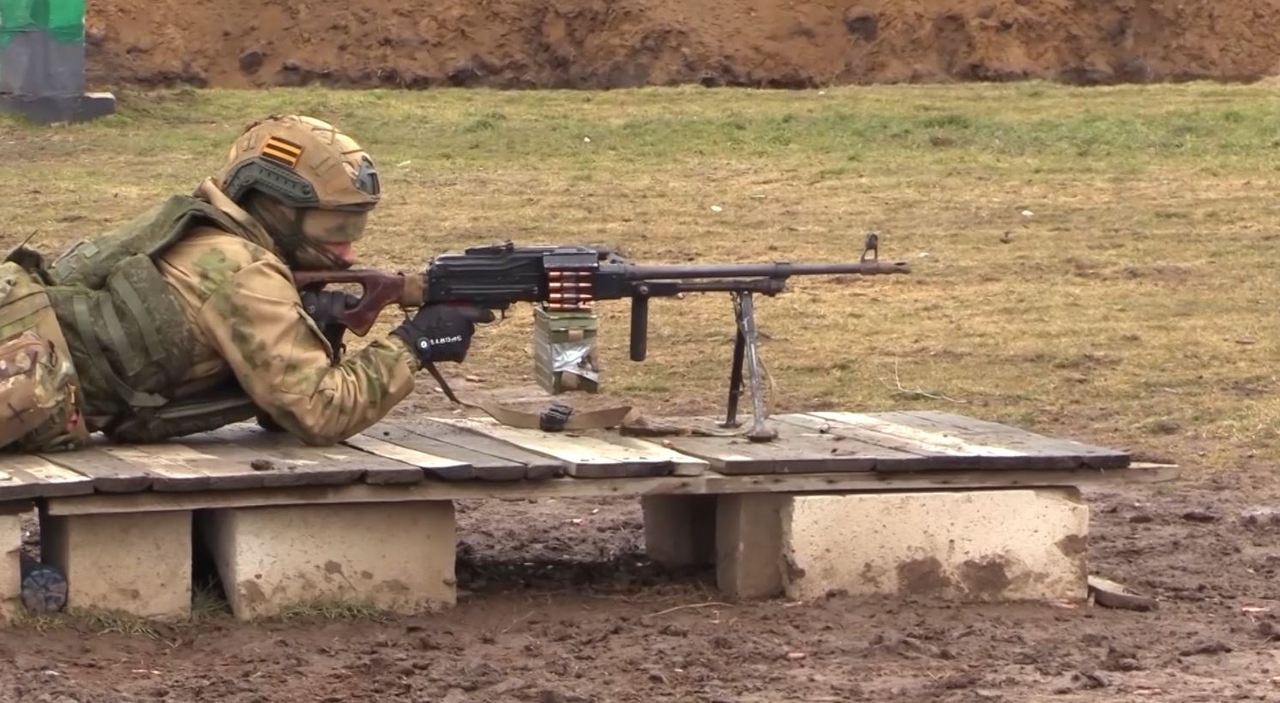 Подразделения группировки войск «Днепр» оттачивают навыки стрельбы из пулемёта Калашникова на полигоне в тыловом районе СВО.