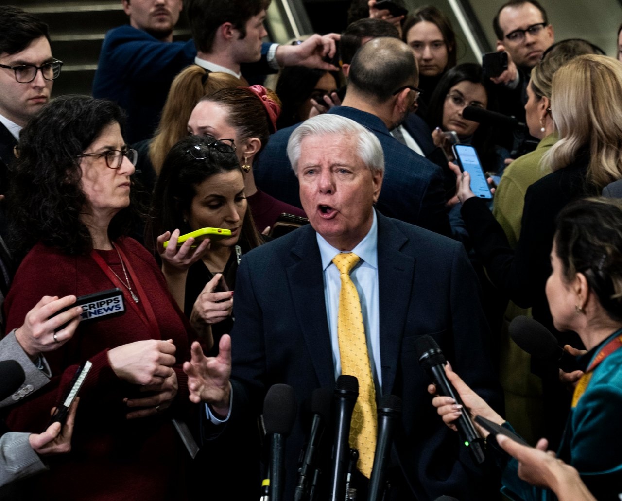 Сенатор так ничего и не понял: в ответ на агрессию Иран огрызается ракетами и дронами, а к власти в стране пришло более радикальное руководство.