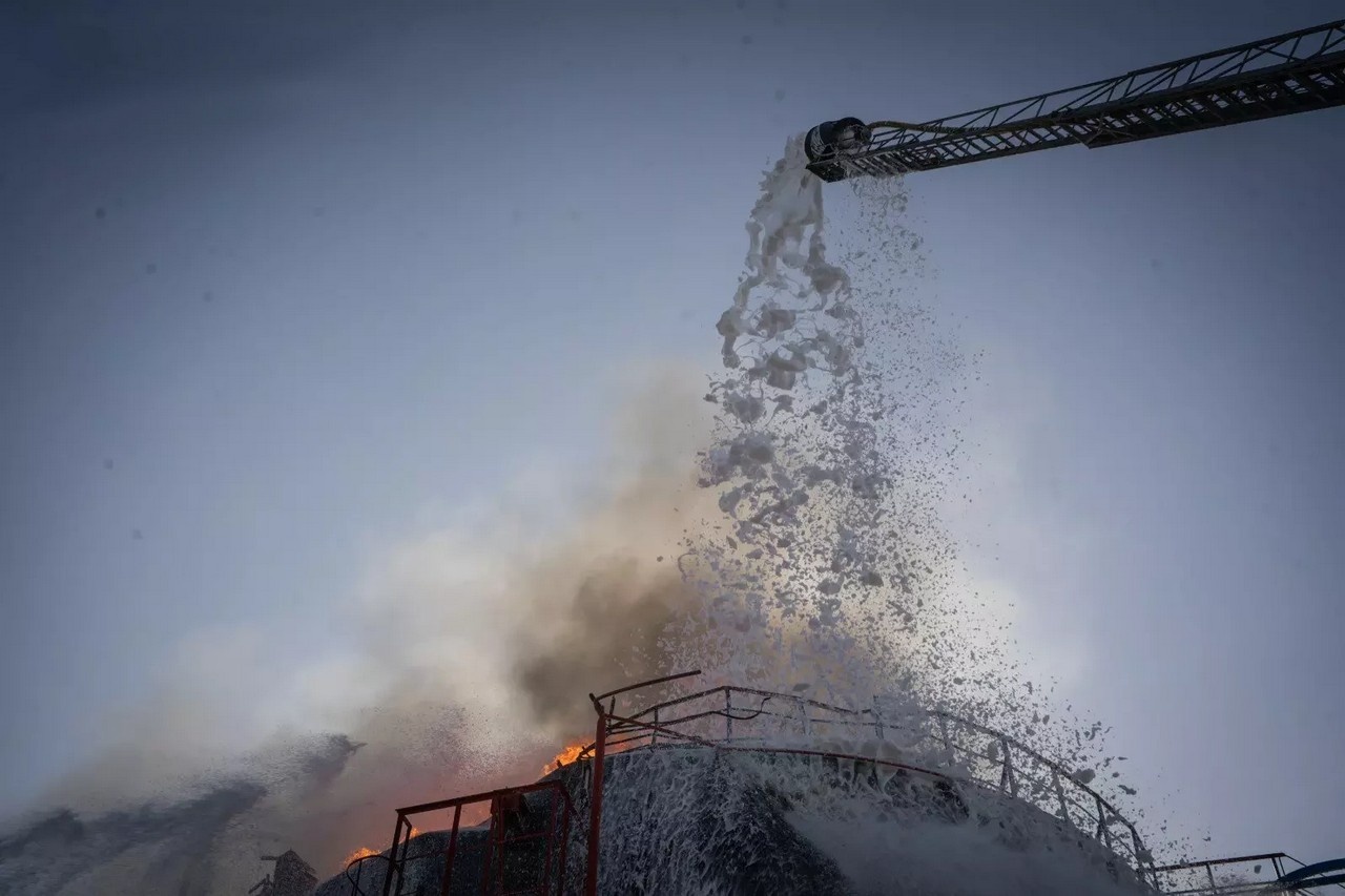 Вооружённые силы России продолжают наносить удары по топливной и энергоструктуре Украины.