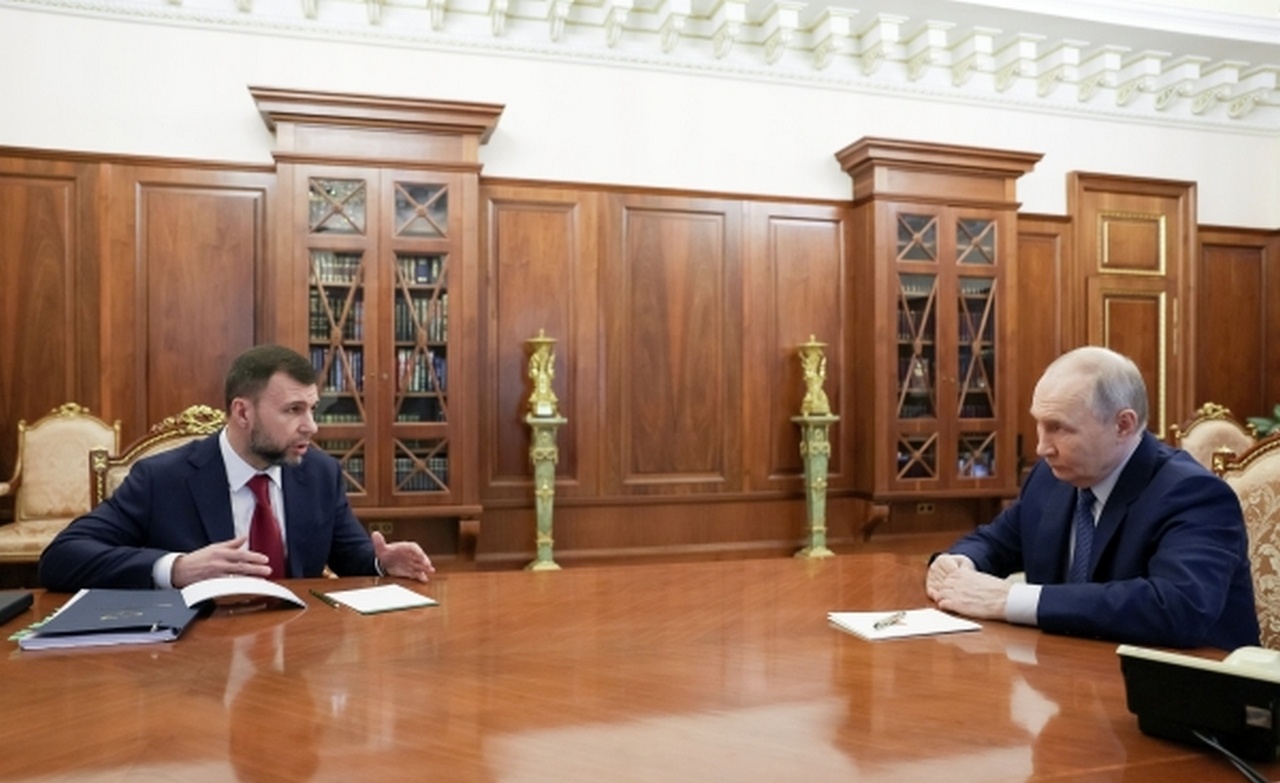 Президент РФ Владимир Путин и глава ДНР Денис Пушилин во время встречи в Кремле.