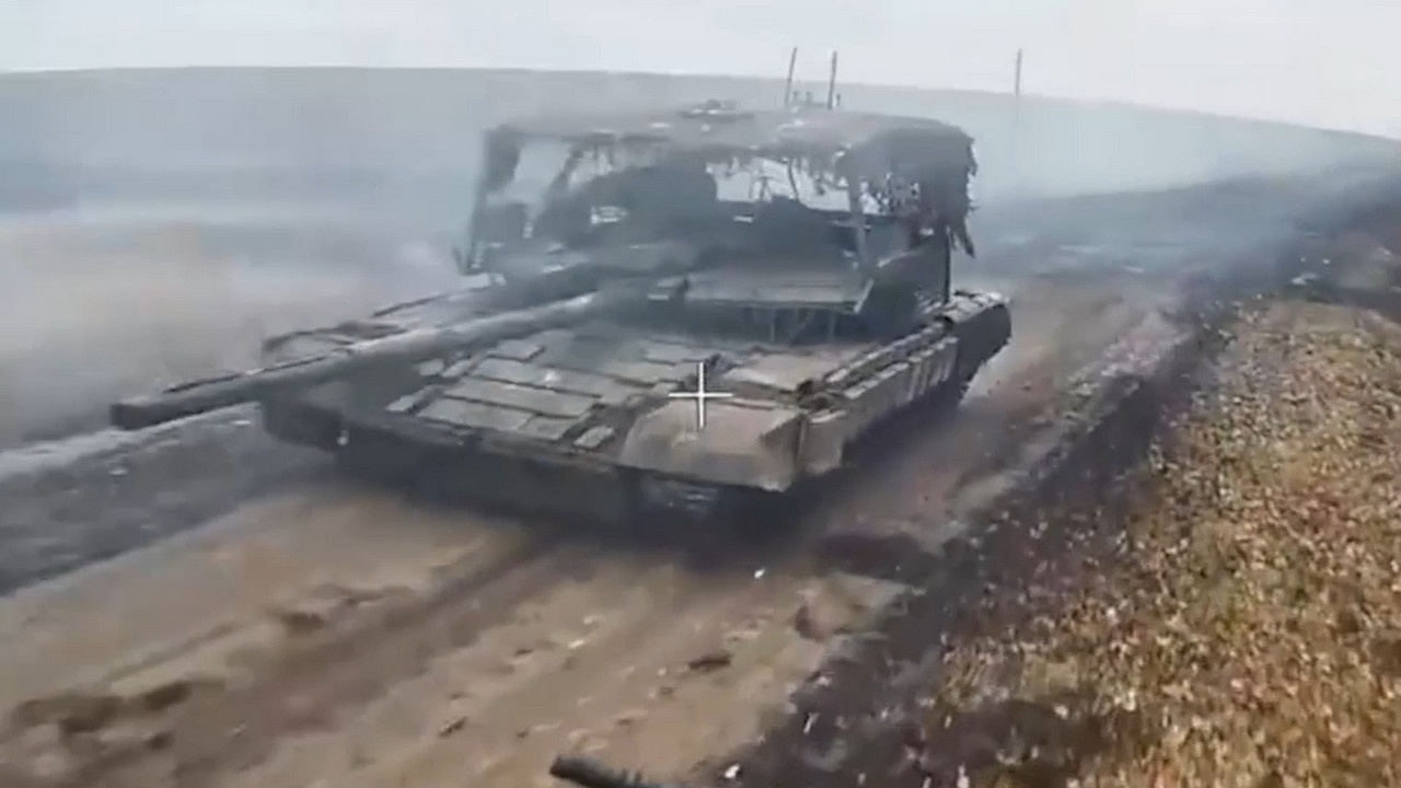 Подразделения войск беспилотных систем российских десантников уничтожили два танка и БМП ВСУ на Красноармейском направлении в ДНР.