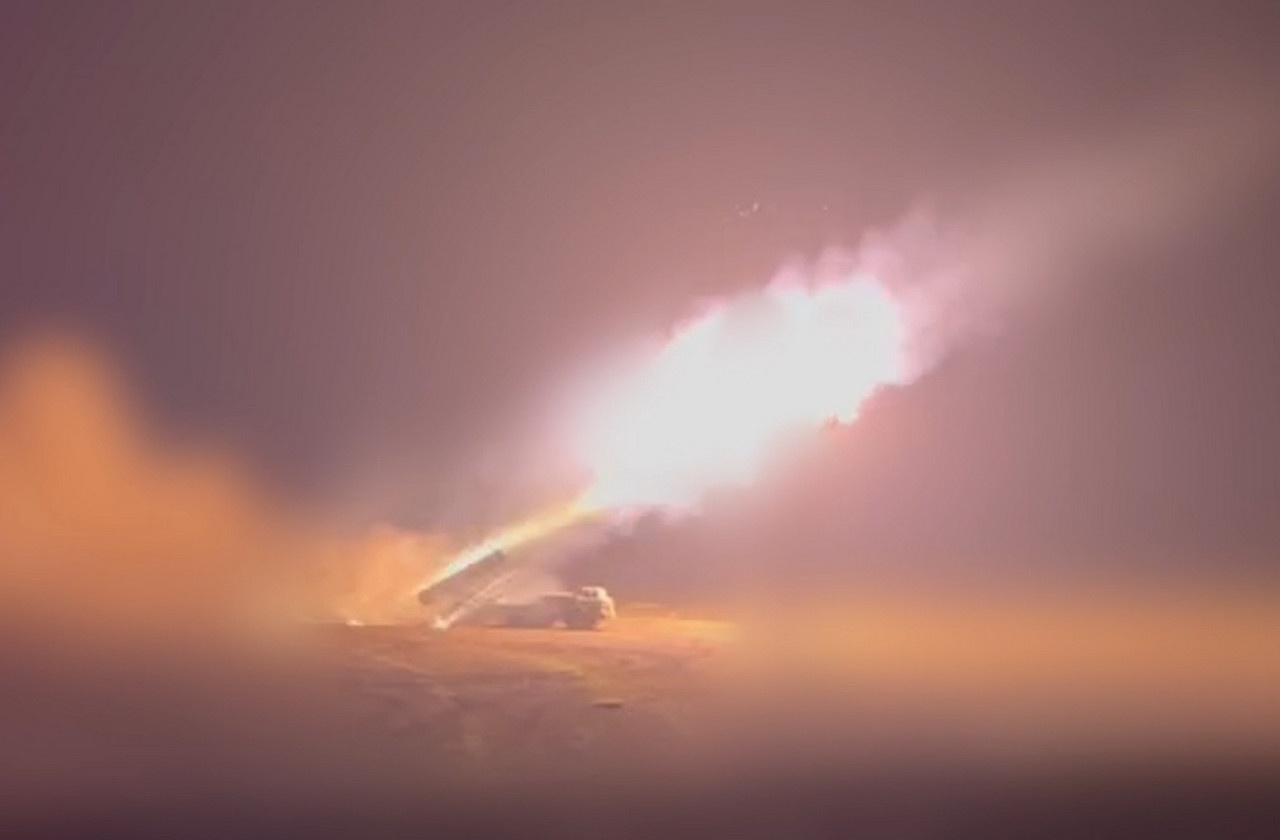 Расчёты РСЗО «Ураган» группировки войск «Восток» накрыли плотным огнём район размещения ВСУ.