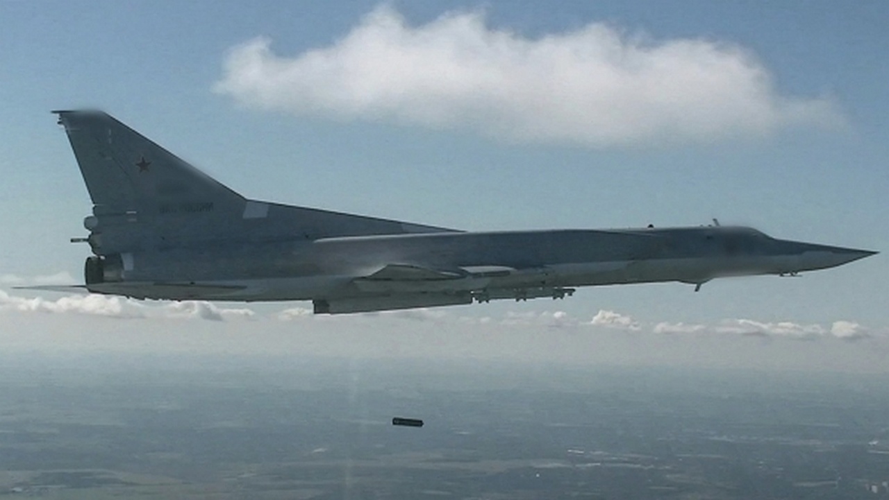 Дальний бомбардировщик Ту-22М3 ВКС России наносит бомбовый удар по противнику.