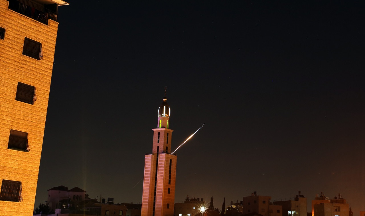 Ракеты, запущенные из Ирана в сторону Израиля, проносятся по ночному небу над Хевроном на Западном берегу реки Иордан.