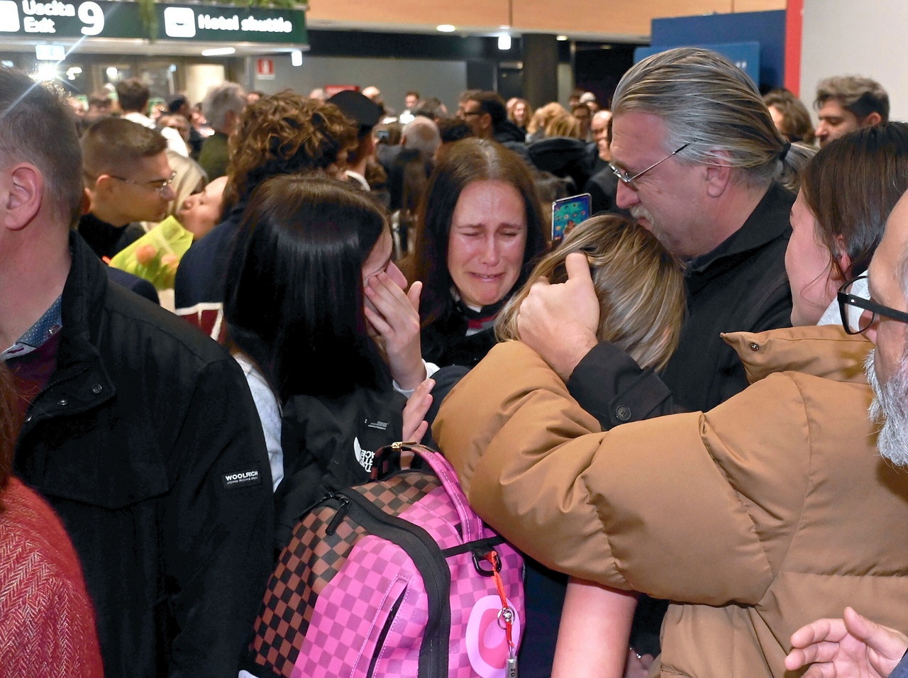 Возвращение в Милан более 200 итальянских студентов, застрявших в Дубае из-за закрытия воздушного пространства.
