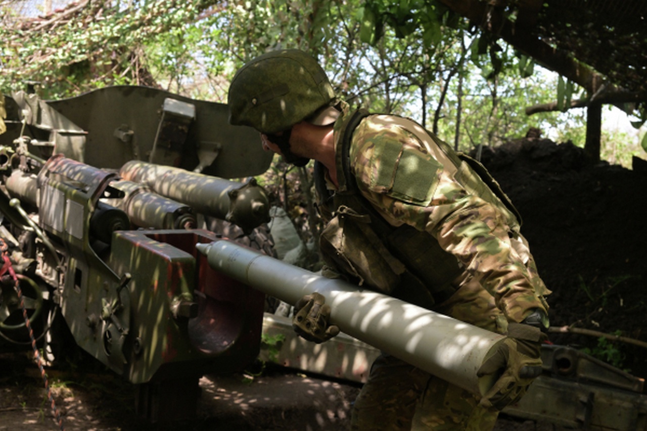 Заряжение российской пушки МТ-12 «Рапира» бронебойным подкалиберным снарядом на Купянском направлении, 2024 г.