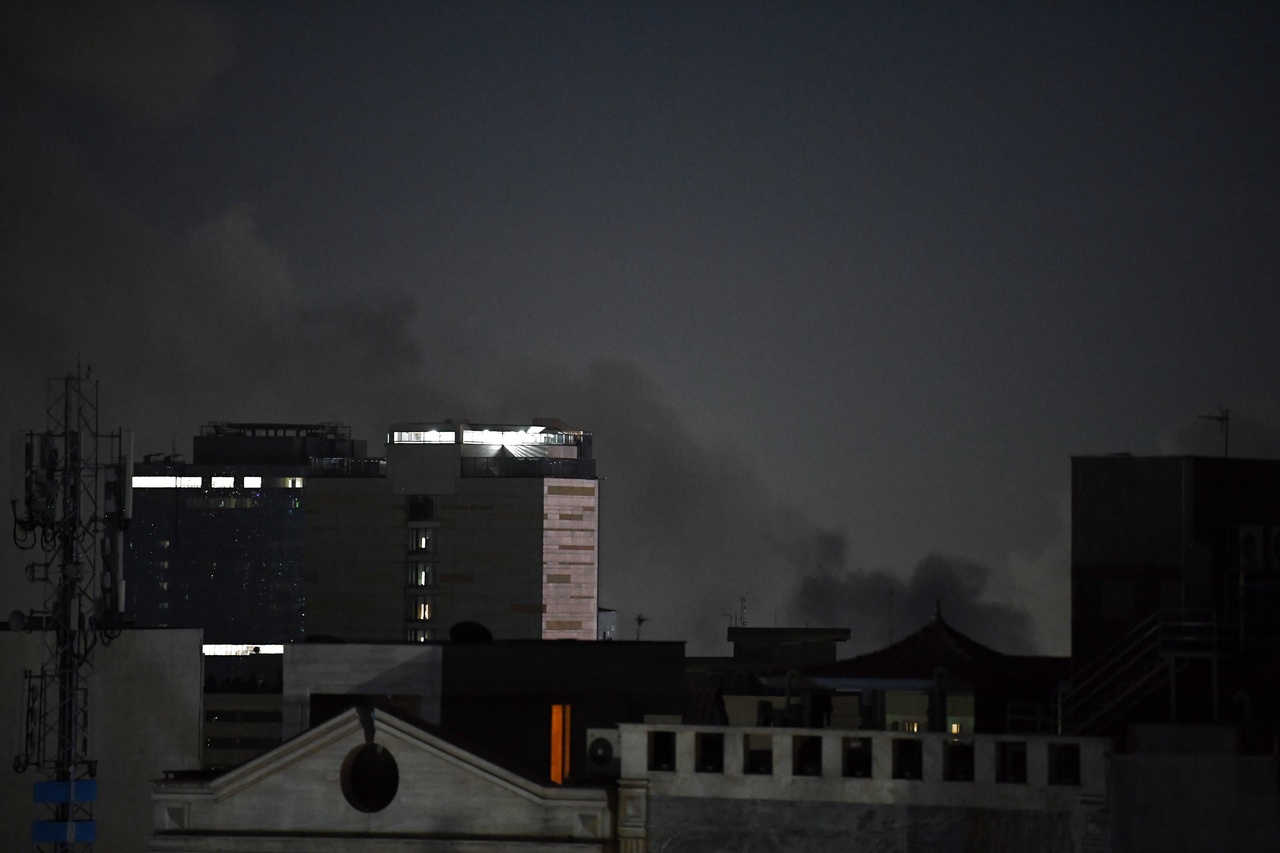 Смог от горящих нефтепредприятий окутал Тегеран.