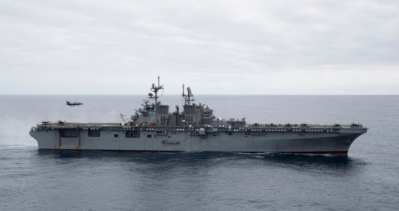 Истребитель F-35B Lightning II садится на полётную палубу десантного корабля USS Tripoli.