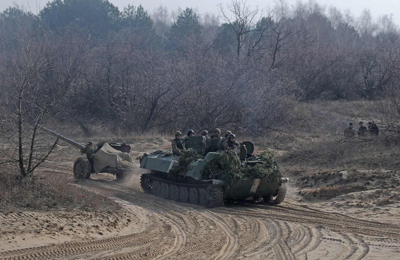 Расчёт и орудие передвигаются на тягаче МТ-ЛБ.