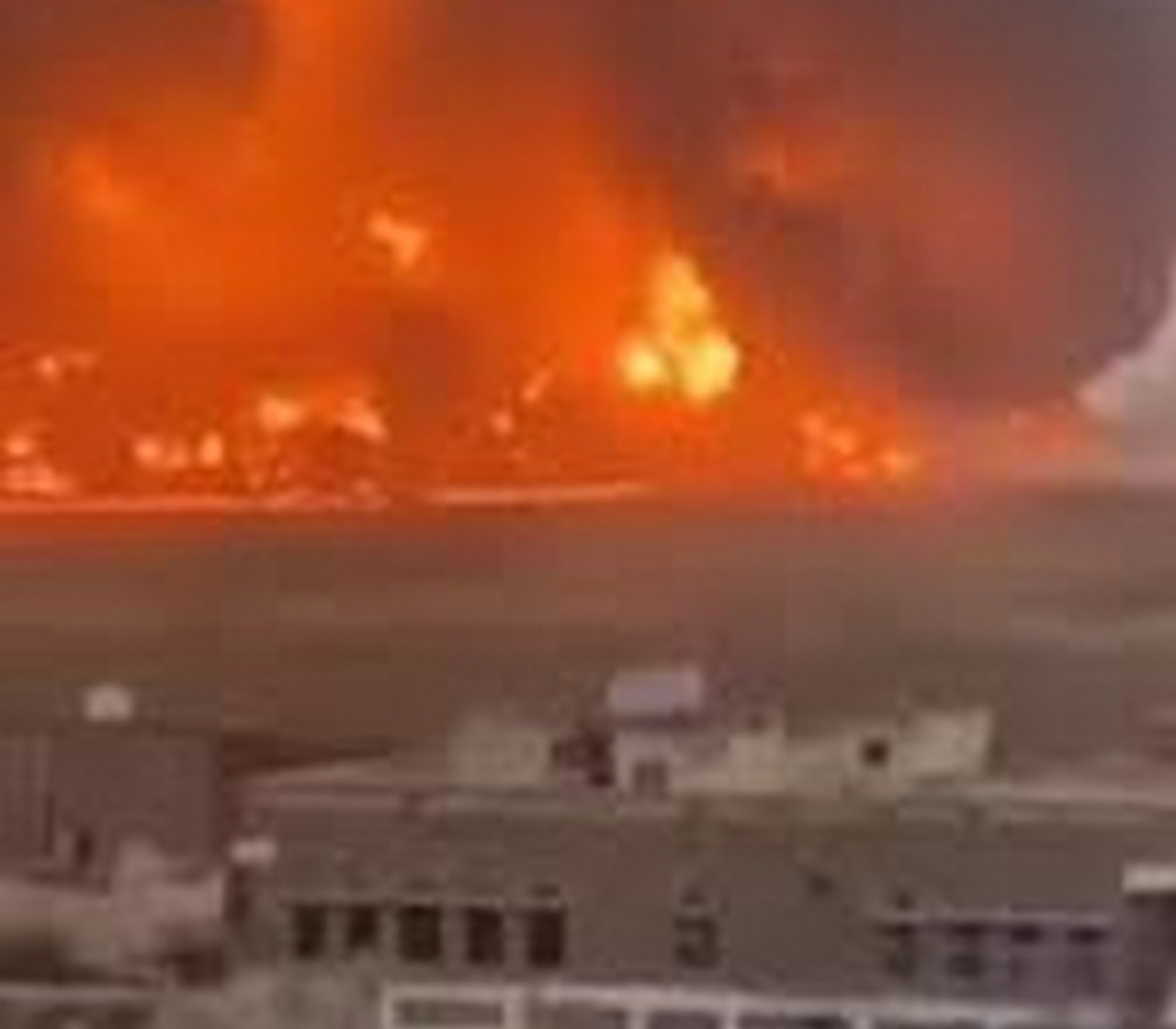 Горит НПЗ в Рас-Таннуре.