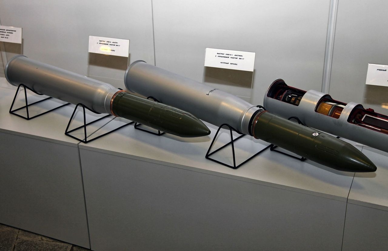 Выстрелы 3УБК10 и 3УБК10-1 с управляемой ракетой 9М117.