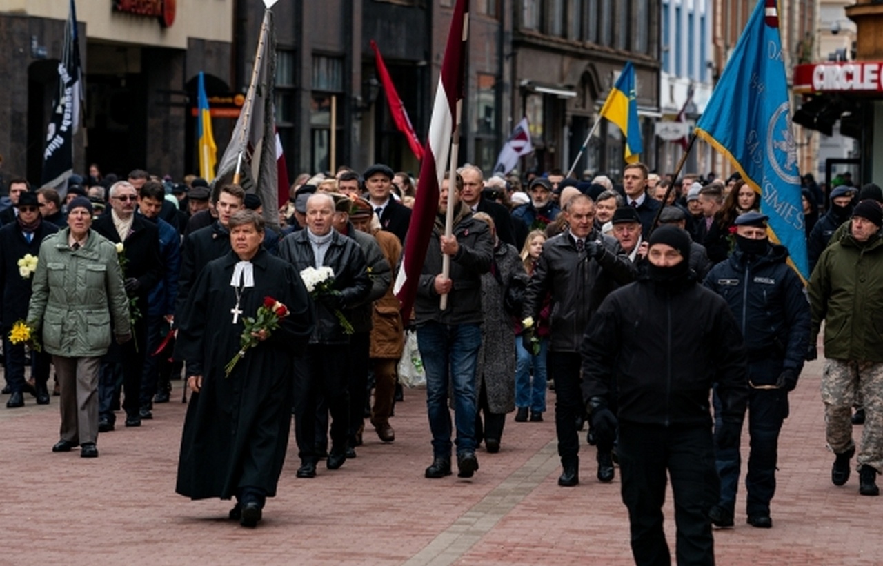 Украинские флаги на шествии в Риге, посвящённом памяти Латышского добровольческого легиона СС.