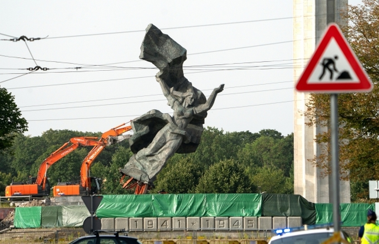 Снос памятника воинам Советской армии - освободителям Латвии и Риги от немецко-фашистских захватчиков.