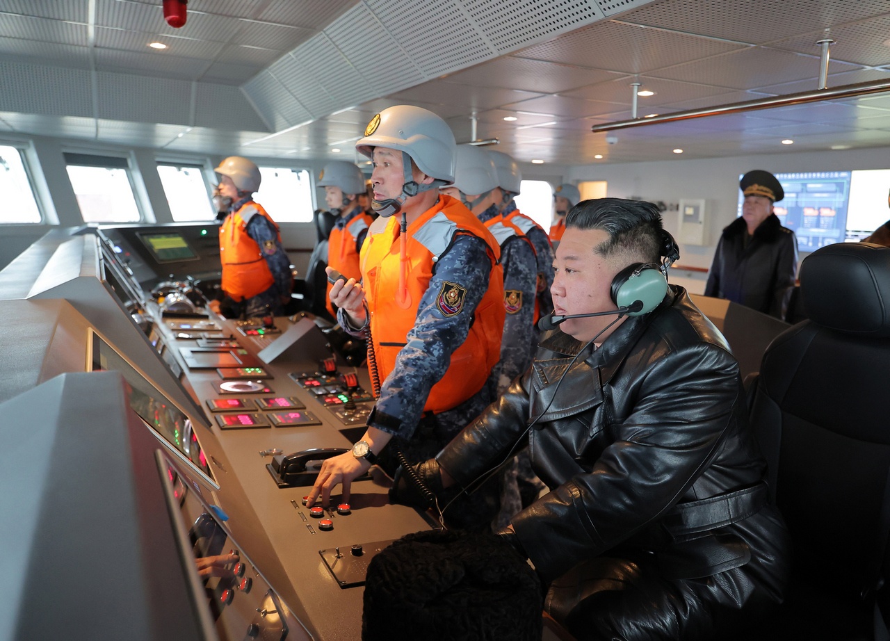 Ким Чен Ын на на главном командном пункте эсминца «Чхве Хён», 5 марта 2026 г.