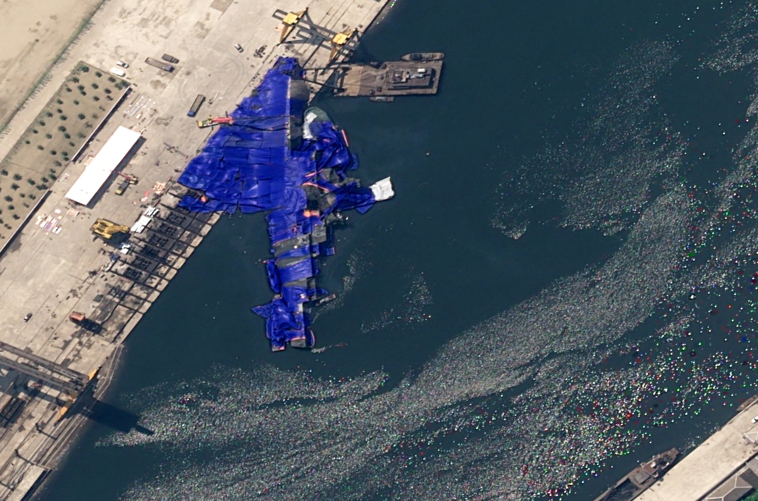 Корабль прикрыли для маскировки, но видно, что он лёг на борт.