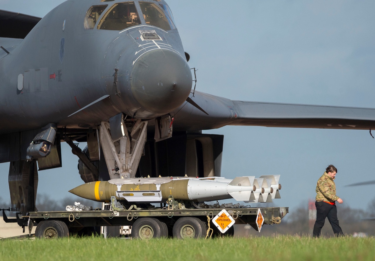 А вот на авиабазе Фэрфорд в Великобритании ведётся загрузка боеприпасов на бомбардировщики B-1 Lancer ВВС США для ударов по Ирану.