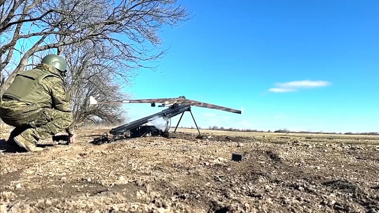 Операторы БПЛА «Молния-2» «Южной» группировки войск уничтожили два пункта временной дислокации и огневую точку ВСУ в районе Константиновки.