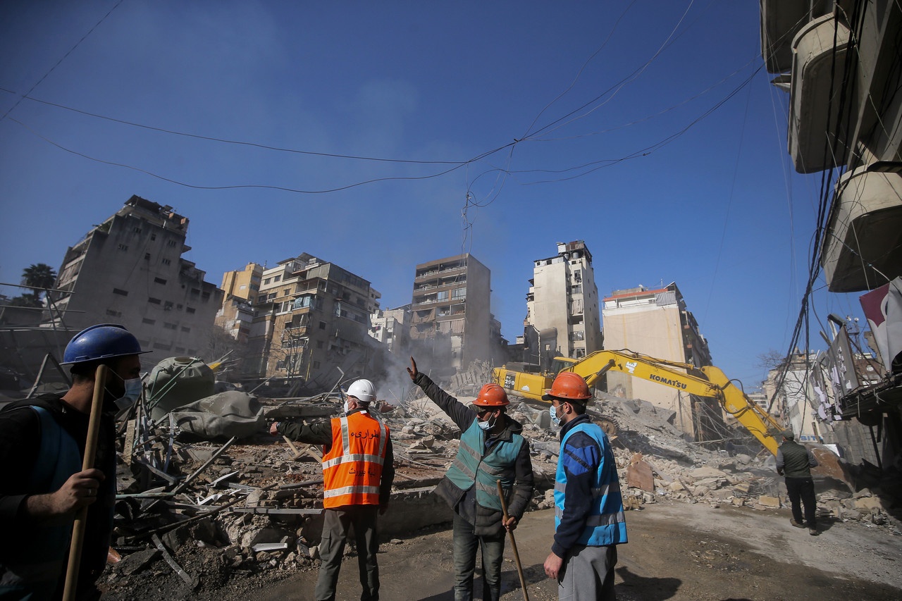 В Бейруте разбирают руины жилых домов, пострадавших от израильских ударов.