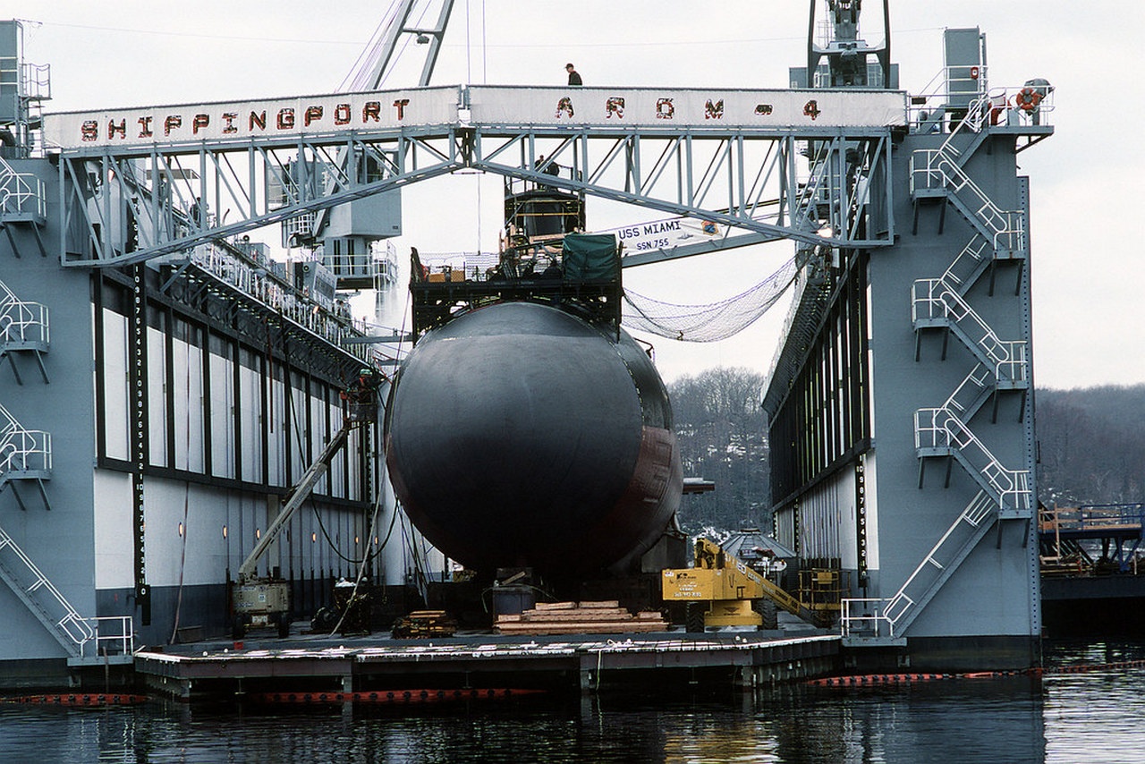 Подводная лодка USS Miami (SSN-755) в сухом доке.